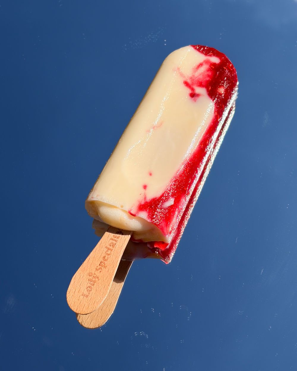 Beza Pavlova z malinami - lody na patyku (14 szt.) - Opakowanie PRZEZROCZYSTE