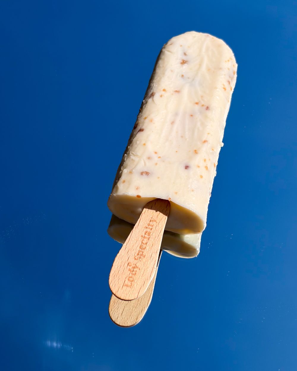 Sernik limonkowy z kruszonką – lody na patyku (14 szt.) – Opakowanie PRZEZROCZYSTE